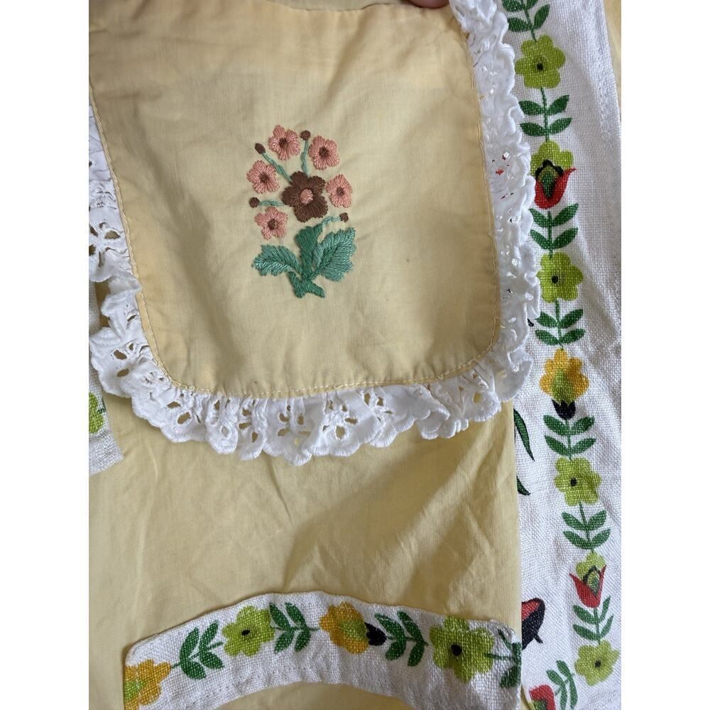 Vintage Yellow Half Apron with Flower Embroidered Pocket & Patchwork, Granny - Picture 6 of 12